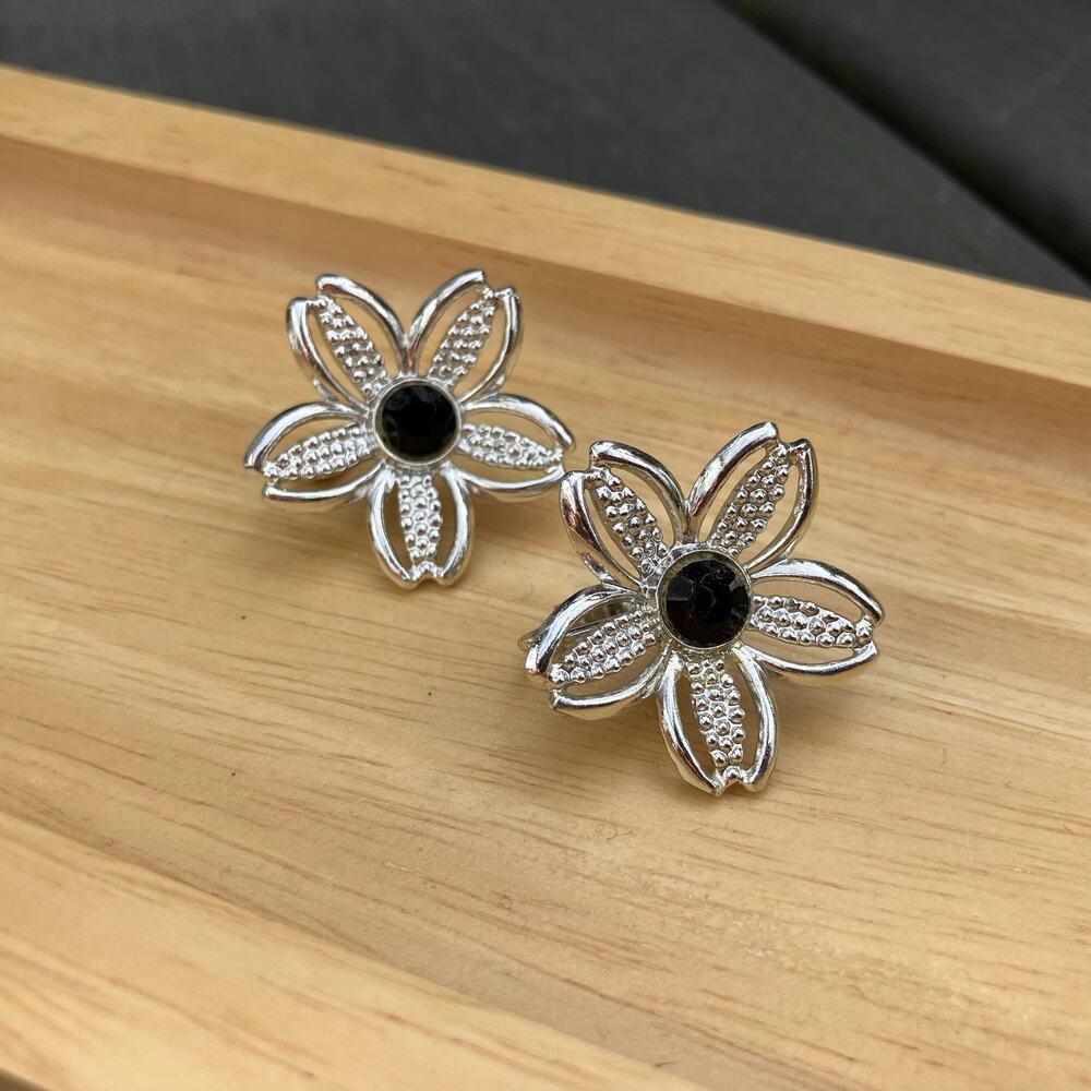 Vintage silver flower clip on earrings, Sarah Coventry, Y2K 2000s dainty girly